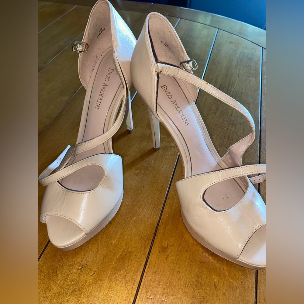 Beige cross strap platform leather pumps